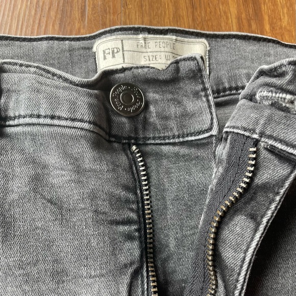 Free People Jeans Womens 29 Distressed Holes Busted Knee Faded Black Gray Skinny - Picture 6 of 14